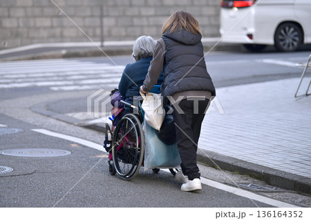 日本の横浜都市景観 段差や起伏…高齢化社会 車椅子の高齢女性(マ無し)、押すのも一苦労…=横浜市内 日本の横浜都市景観 段差や起伏…高齢化社会 車椅子の高齢女性(マ無し)、押すのも一苦労…=横浜市内 136164352
