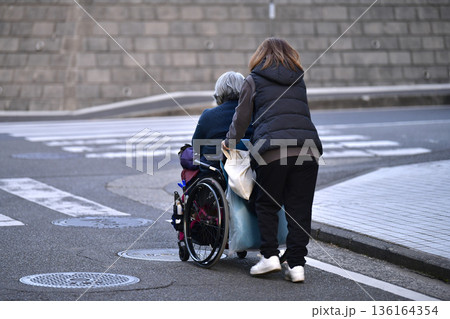 日本の横浜都市景観 段差や起伏…高齢化社会 車椅子の高齢女性(マ無し)、押すのも一苦労…=横浜市内 日本の横浜都市景観 段差や起伏…高齢化社会 車椅子の高齢女性(マ無し)、押すのも一苦労…=横浜市内 136164354