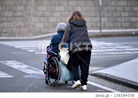 日本の横浜都市景観　段差や起伏…高齢化社会　車椅子の高齢女性（マ無し）、押すのも一苦労…＝横浜市内 136164356