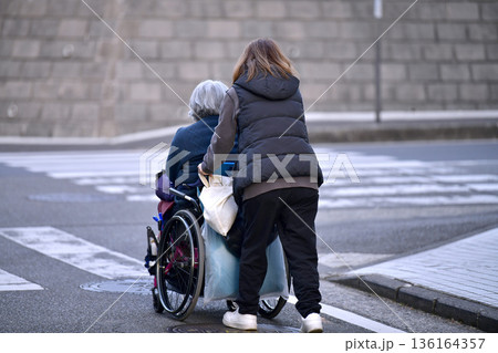 日本の横浜都市景観　段差や起伏…高齢化社会　車椅子の高齢女性（マ無し）、押すのも一苦労…＝横浜市内 136164357