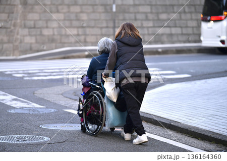 日本の横浜都市景観 段差や起伏…高齢化社会 車椅子の高齢女性(マ無し)、押すのも一苦労…=横浜市内 日本の横浜都市景観 段差や起伏…高齢化社会 車椅子の高齢女性(マ無し)、押すのも一苦労…=横浜市内 136164360