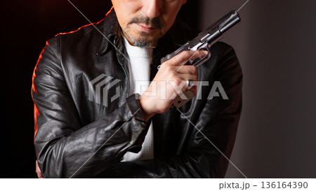 ピストルを持った男性 136164390