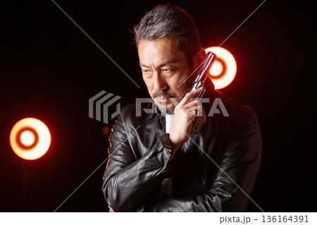 ピストルを持った男性 136164391