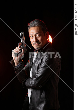 ピストルを持った男性 136164393