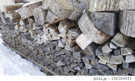 積まれた薪 136164431