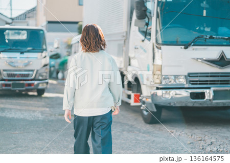 truck driver 136164575