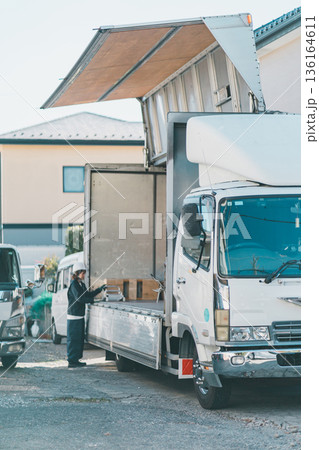 truck driver 136164611
