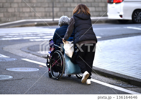 日本の横浜都市景観　段差や起伏…高齢化社会　車椅子の高齢女性（マ無し）、押すのも一苦労…＝横浜市内 136164646