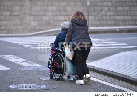 日本の横浜都市景観　段差や起伏…高齢化社会　車椅子の高齢女性（マ無し）、押すのも一苦労…＝横浜市内 136164647