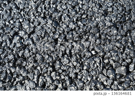 舗装されたばかりのアスファルト 136164681