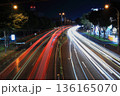 夜の幹線道路を走る車の光跡 136165070