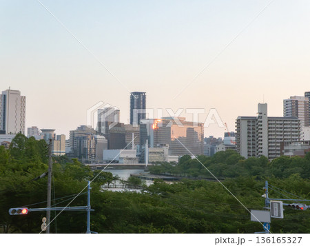 夕暮れの都市のビル群とリフレクション 夕暮れの都市のビル群とリフレクション 136165327