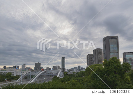 曇り空と都市のビル群、道路とアーチ橋の景観 曇り空と都市のビル群、道路とアーチ橋の景観 136165328