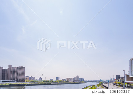 青空と川、マンション群のワイドな景観 136165337
