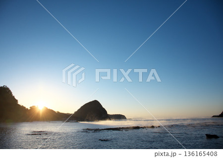 朝日を浴びる海岸と水面 朝日を浴びる海岸と水面 136165408