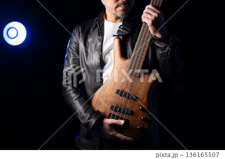 ギターを弾く男性 136165507