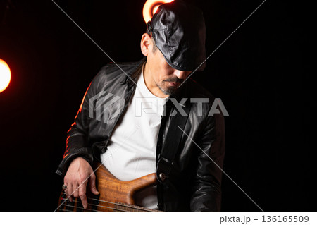 ギターを弾く男性 136165509