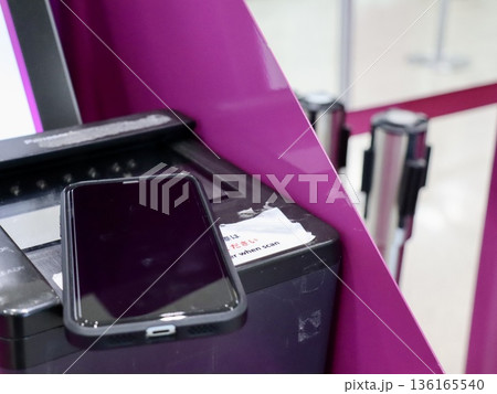 スマホひとつで完結する飛行機搭乗 日本の空港QRチェックインイメージ 商用、IT・広告素材 スマホひとつで完結する飛行機搭乗 日本の空港QRチェックインイメージ 商用、IT・広告素材 136165540