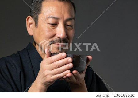 お茶を飲むシニア男性 136165610