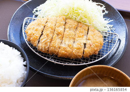 おいしいジャンボメンチカツと千切りきゃべつの定食 おいしいジャンボメンチカツと千切りきゃべつの定食 136165854