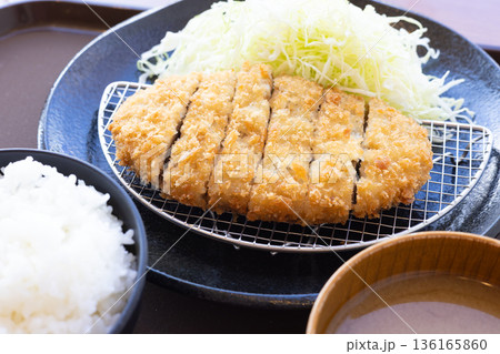 おいしいジャンボメンチカツと千切りきゃべつの定食 136165860