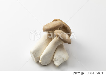 白バックのエリンギ 136165891