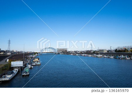 晴れた日の江戸川の新中川、今井街道から見た新中川、船着場の釣り船、 136165970