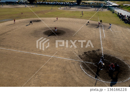少年野球の試合の風景 136166228