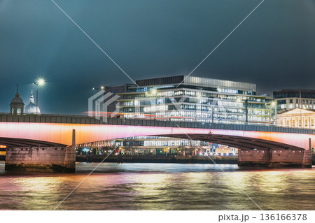 イギリス　テムズ川とライトアップされたロンドンブリッジ 136166378