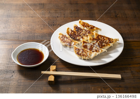 焼き餃子 焼き餃子 136166498