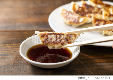 焼き餃子 136166503