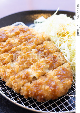 ソースがかかった美味しいジャンボメンチカツと千切りきゃべつ 136166530