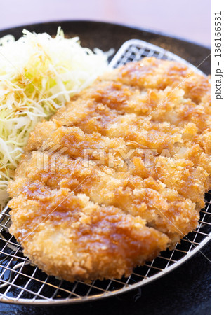 ソースがかかった美味しいジャンボメンチカツと千切りきゃべつ 136166531