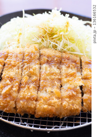 ソースがかかった美味しいジャンボメンチカツと千切りきゃべつ 136166532