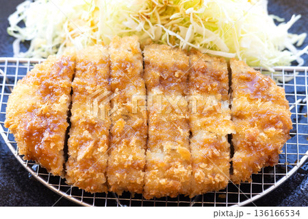 ソースがかかった美味しいジャンボメンチカツと千切りきゃべつ ソースがかかった美味しいジャンボメンチカツと千切りきゃべつ 136166534