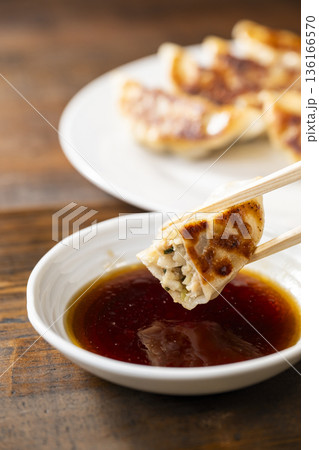 焼き餃子 136166570