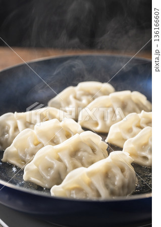 チルド餃子を焼く 136166607