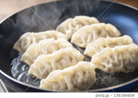 チルド餃子を焼く 136166609