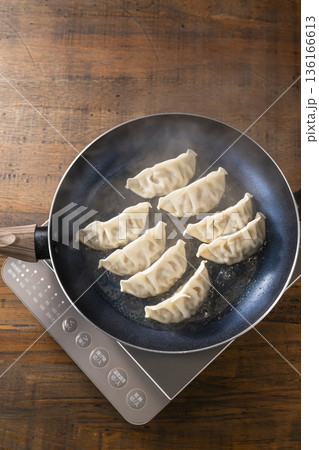 チルド餃子を焼く 136166613