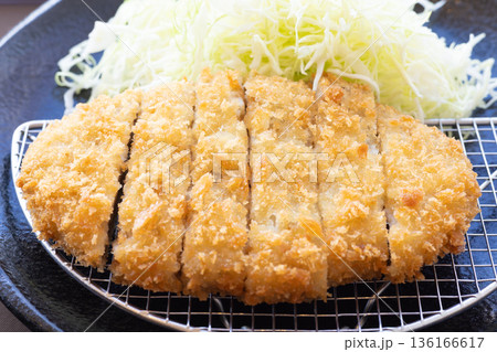 おいしいジャンボメンチカツと千切りきゃべつ 136166617