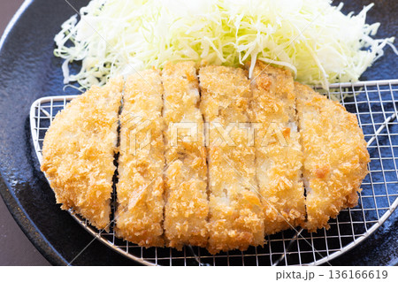 おいしいジャンボメンチカツと千切りきゃべつ おいしいジャンボメンチカツと千切りきゃべつ 136166619