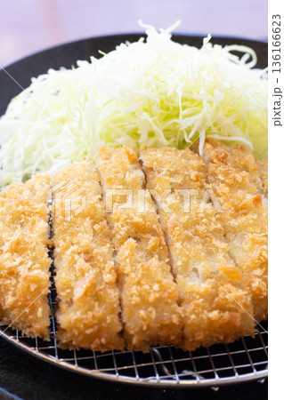 おいしいジャンボメンチカツと千切りきゃべつ 136166623