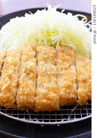 おいしいジャンボメンチカツと千切りきゃべつ 136166625
