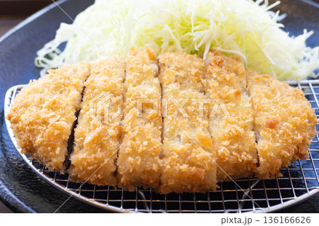 おいしいジャンボメンチカツと千切りきゃべつ 136166626