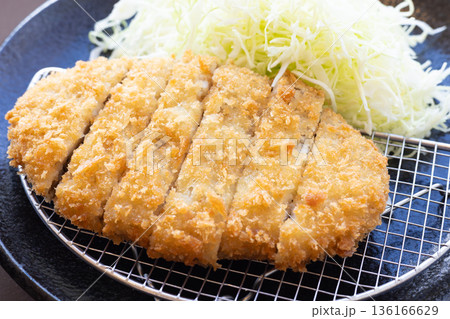 おいしいジャンボメンチカツと千切りきゃべつ おいしいジャンボメンチカツと千切りきゃべつ 136166629