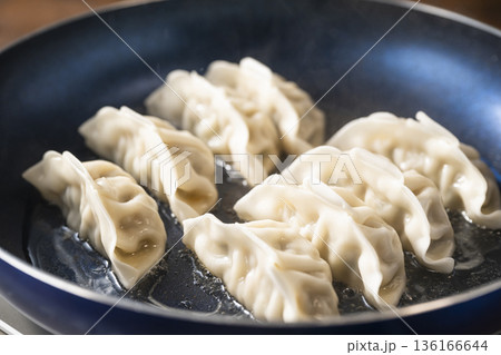 チルド餃子を焼く 136166644