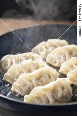 チルド餃子を焼く 136166645