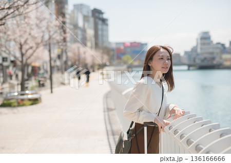 桜の時期に一人旅をする女性 136166666