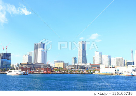 神奈川県横浜市、横浜赤レンガ倉庫とランドマークタワーの風景 神奈川県横浜市、横浜赤レンガ倉庫とランドマークタワーの風景 136166739