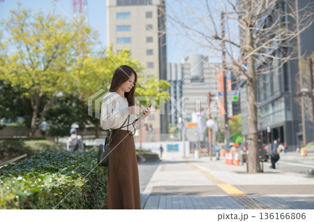 観光を楽しむ女性 136166806